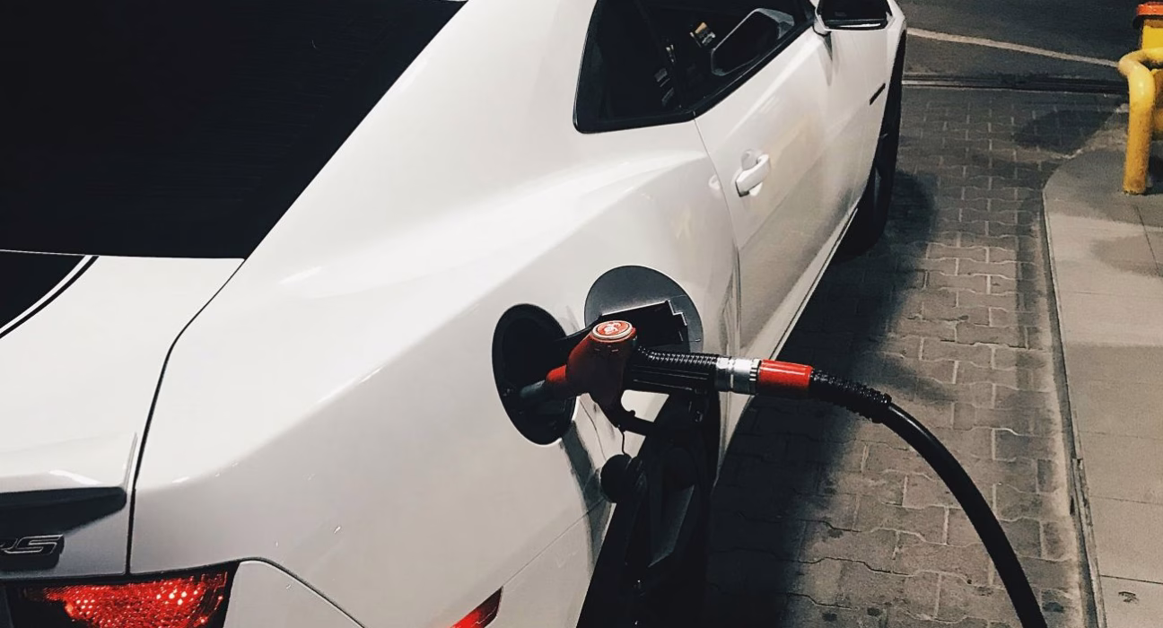 Як розпізнати запах неякісного бензину: поради водіям із визначення підробленого пального