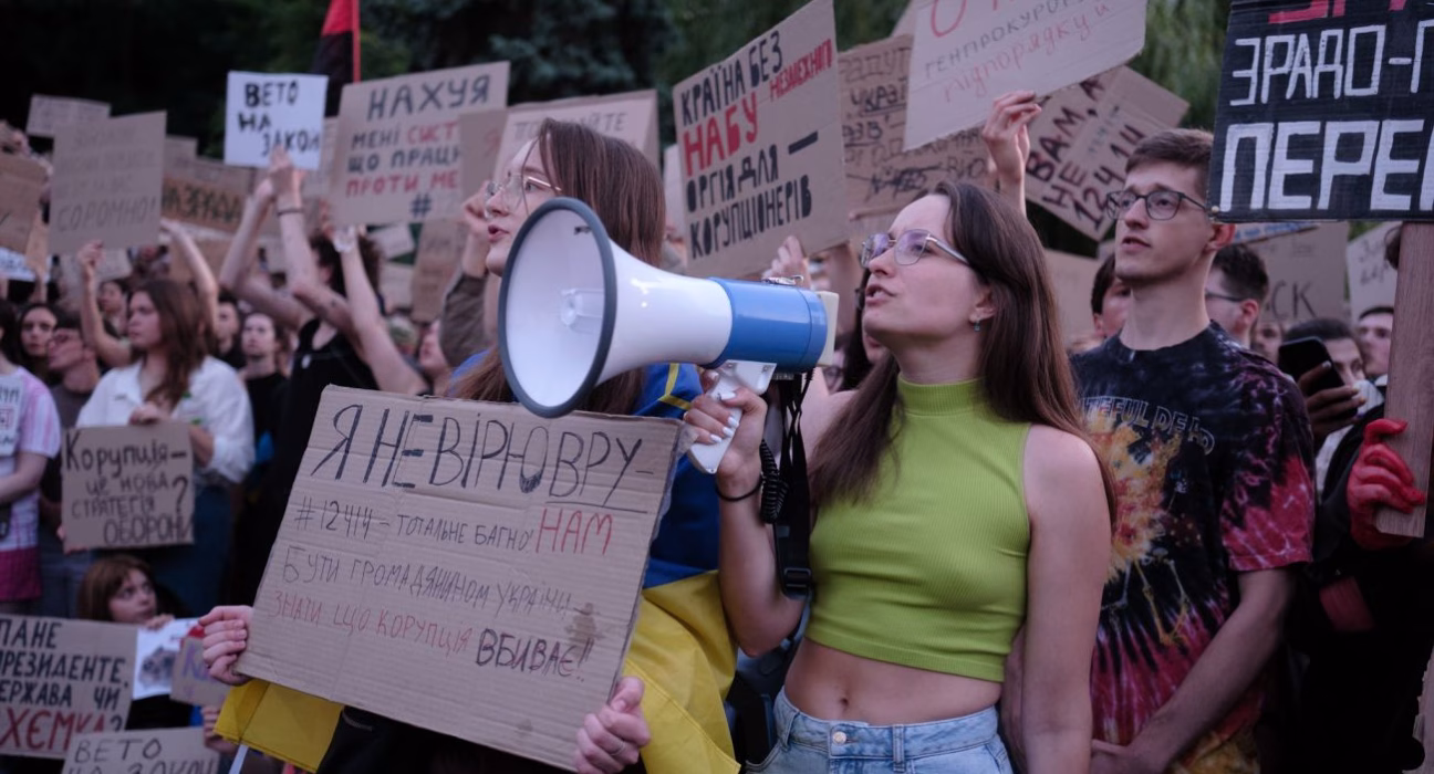 Вир протестів: критика закону про НАБУ та САП і запропоновані Зеленським зміни
