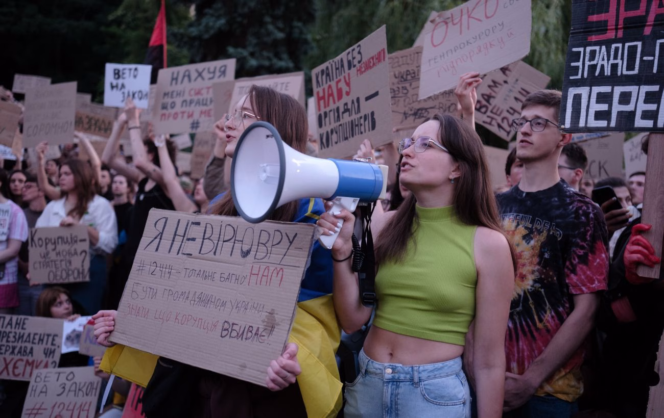Вир протестів: критика закону про НАБУ та САП і запропоновані Зеленським зміни