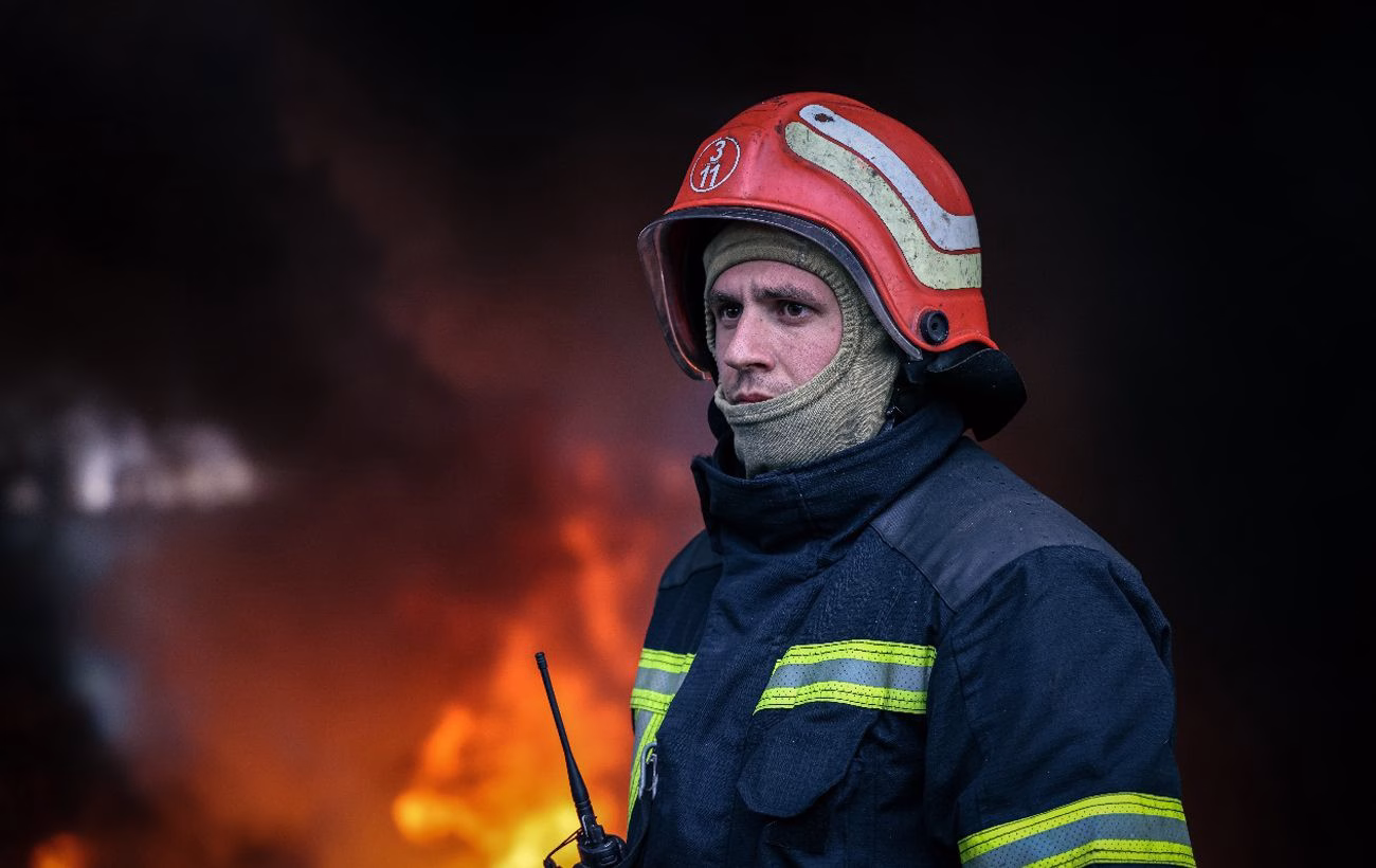 Ракетний удар росіян по Кам'янському: місто охоплене полум'ям