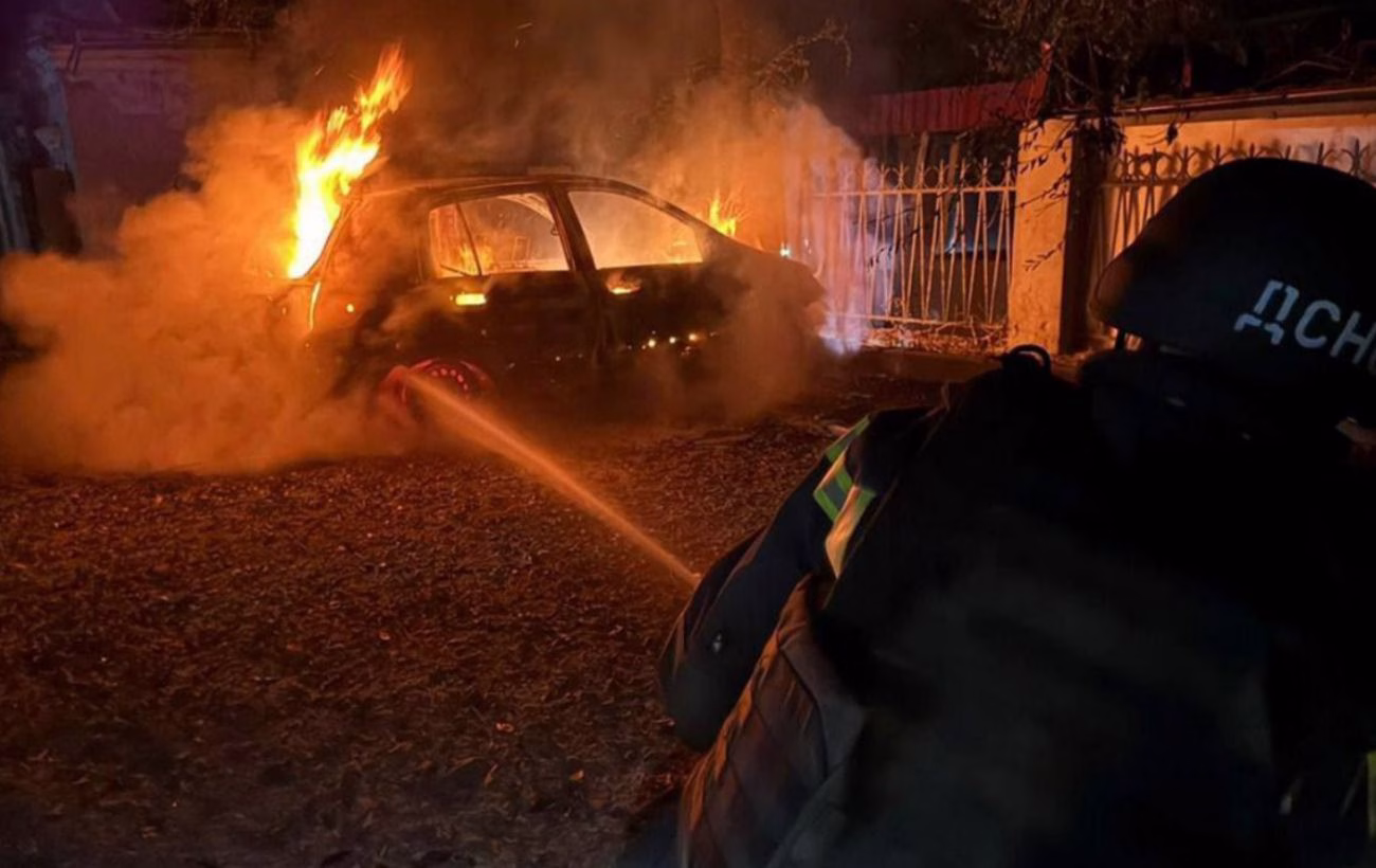 Ракетний обстріл Кам'янського: ДСНС поділилися знімками руйнівних наслідків