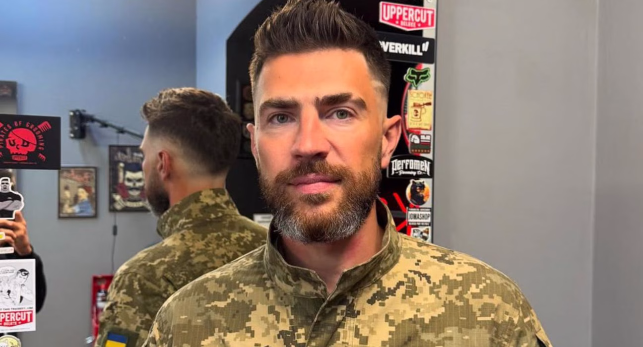 Неочікуваний поцілунок офіцерів призвів до шквалу погроз: обурення в лавах армії.