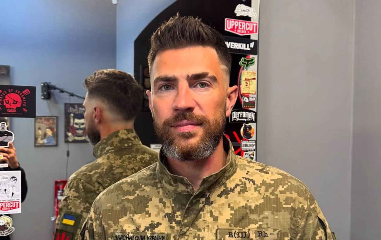 Неочікуваний поцілунок офіцерів призвів до шквалу погроз: обурення в лавах армії.