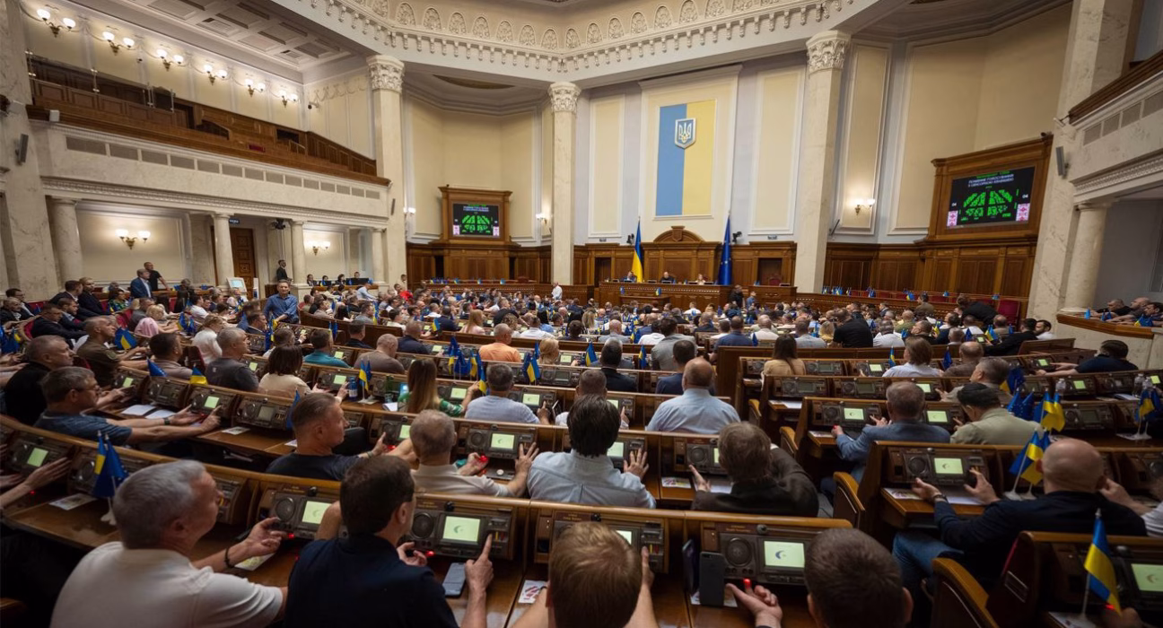 Онлайн-дебют Ради в умовах війни: трансляція відкрилася конфліктом