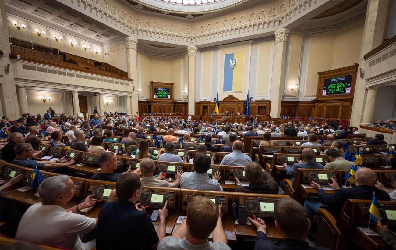 Онлайн-дебют Ради в умовах війни: трансляція відкрилася конфліктом