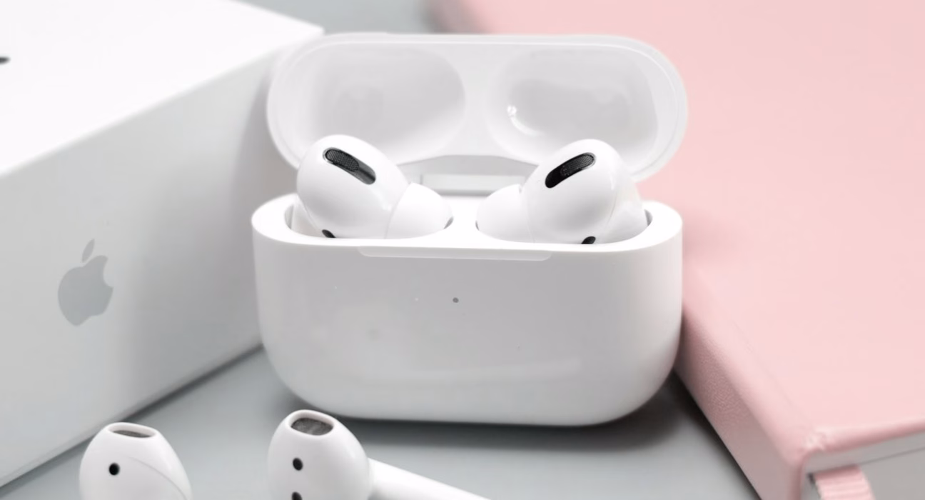 AirPods Pro 3: перші деталі про навушники майбутнього від Apple