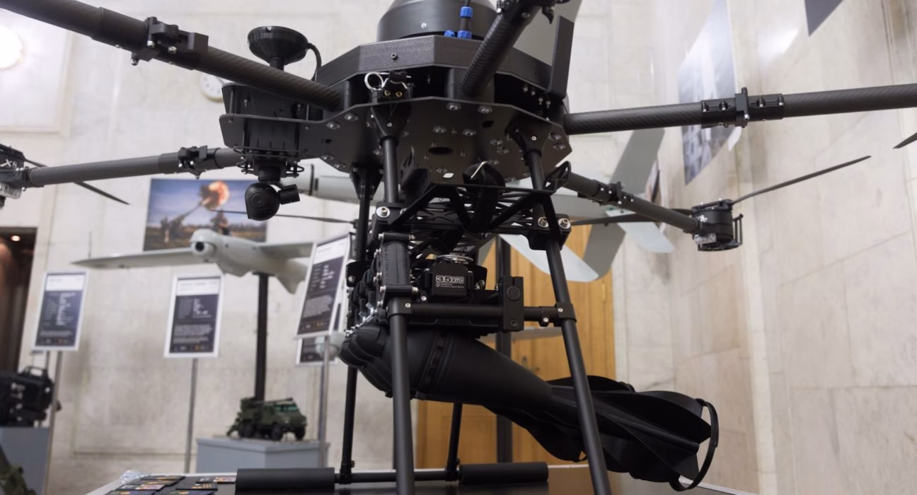 Втеча в хмарах: нацгвардієць вислизнув з оточення на парашутному мотоциклі (відео)