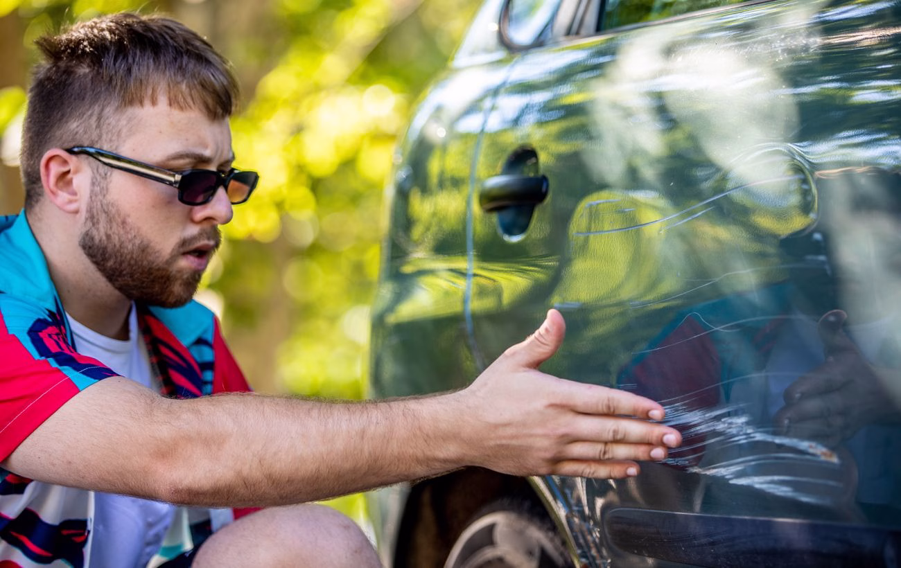 Що робити, якщо подряпав чужий автомобіль: поради для уникнення серйозних неприємностей