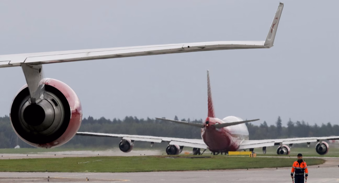 Аеропорти Росії паралізовані: під загрозою дронів скасовано близько 100 вильотів (відео)