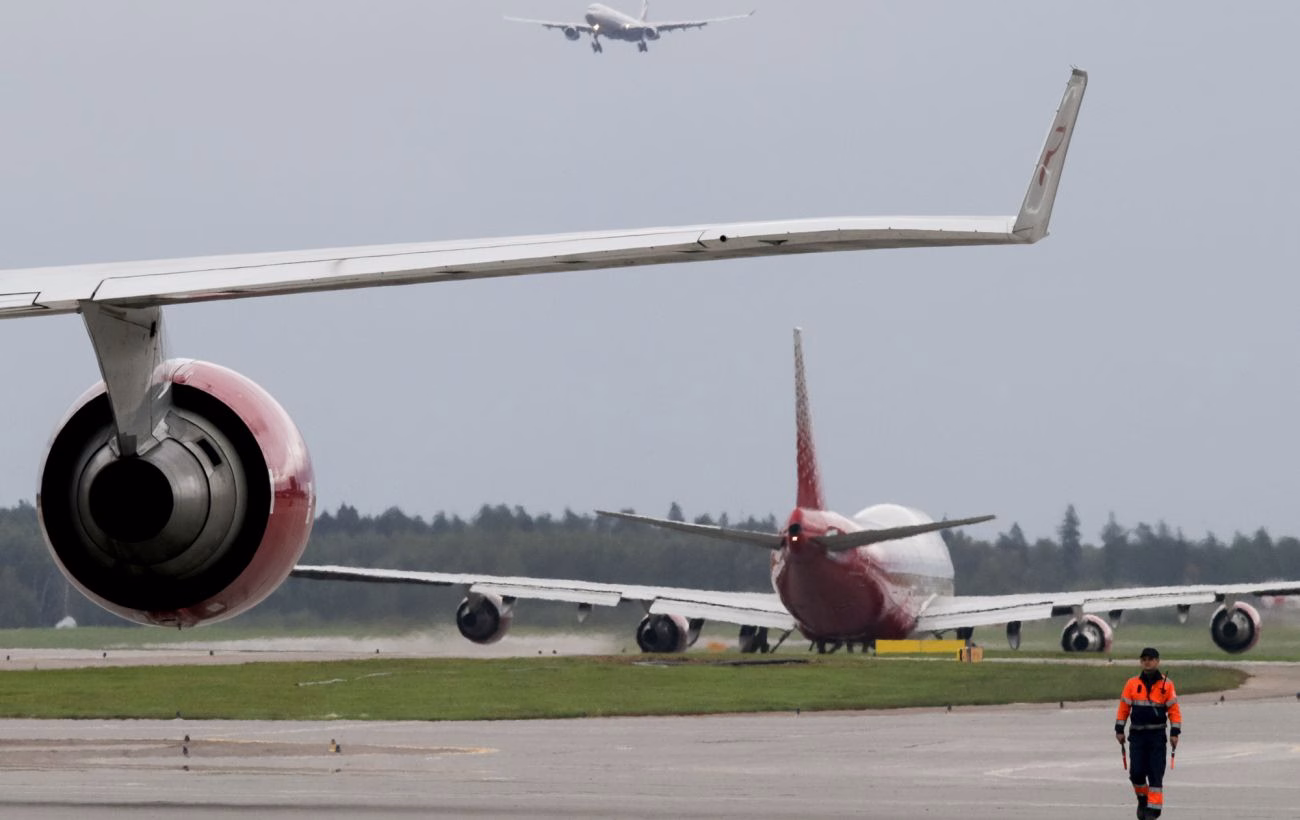 Аеропорти Росії паралізовані: під загрозою дронів скасовано близько 100 вильотів (відео)