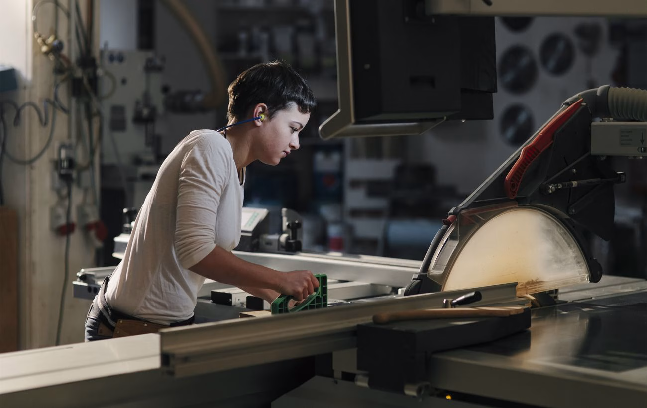 Стрімке зростання заявок від роботодавців: На які професії роблять ставку українки в традиційно "чоловічих" сферах?