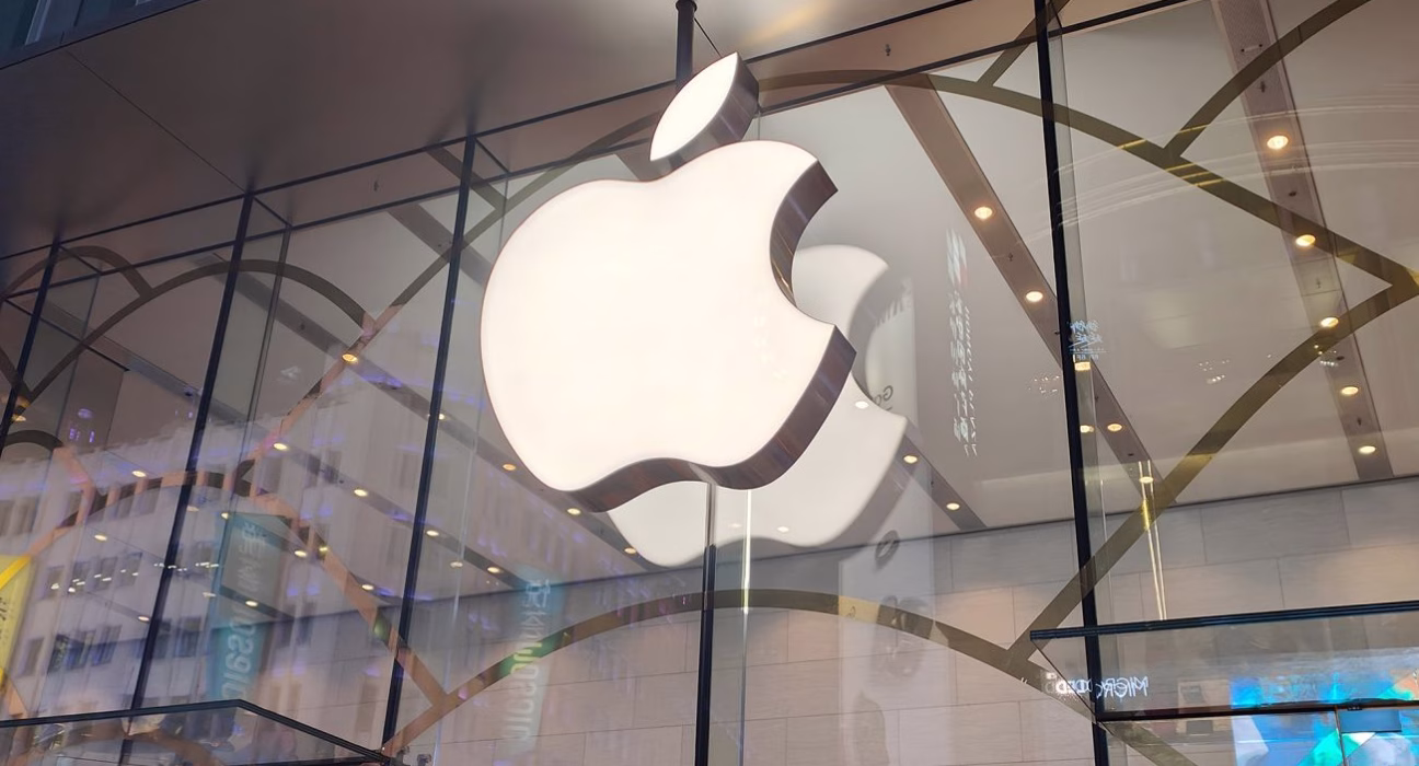 ``` Під тиском Трампа: Apple спрямує додаткові 100 млрд доларів на інвестиції в економіку США ```