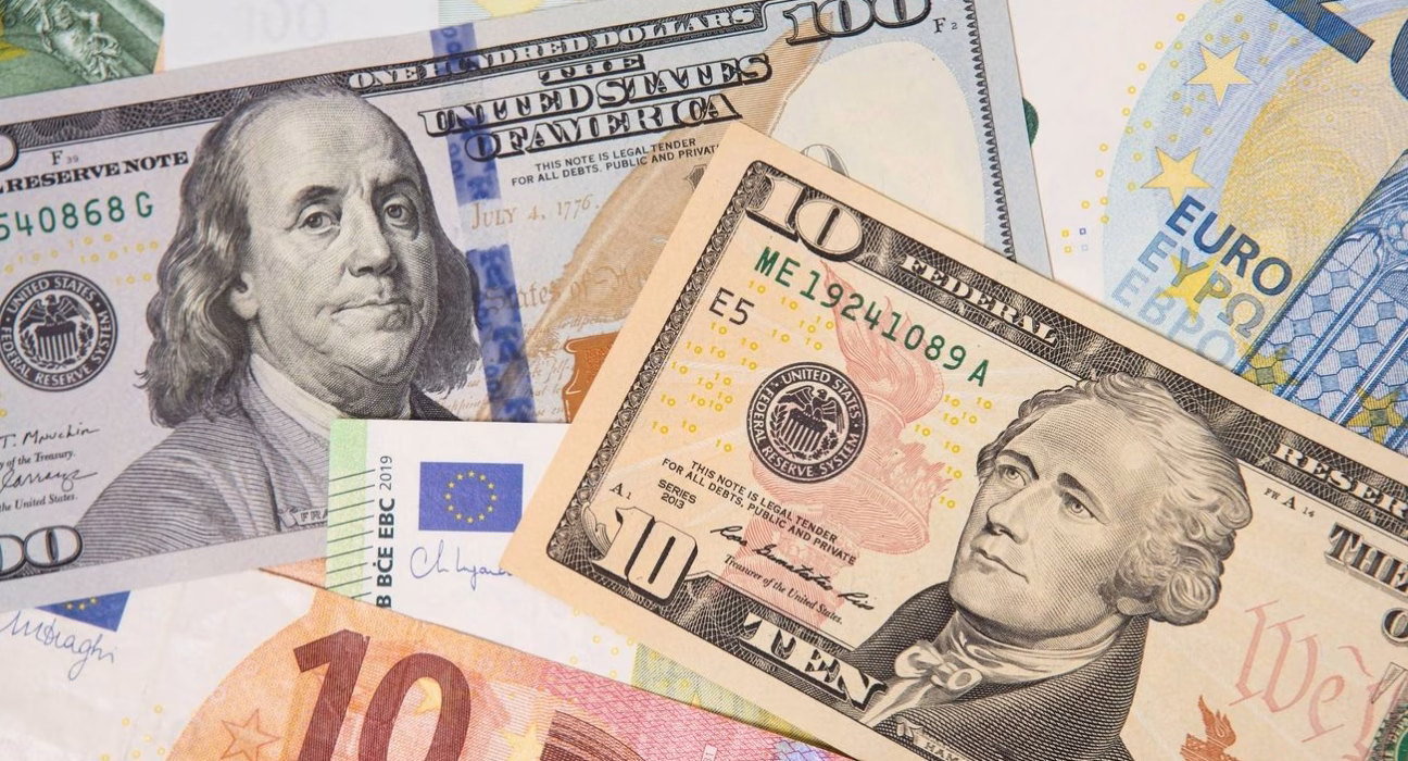 Незначне зниження курсу долара та євро в обмінних пунктах