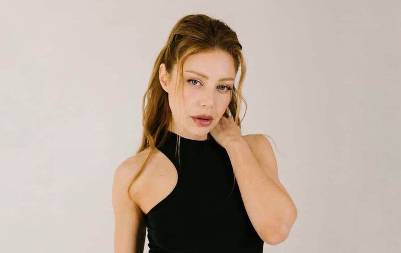 Кароль у модних окулярах: гармонія спорту та жіночності з ноткою зухвалості.