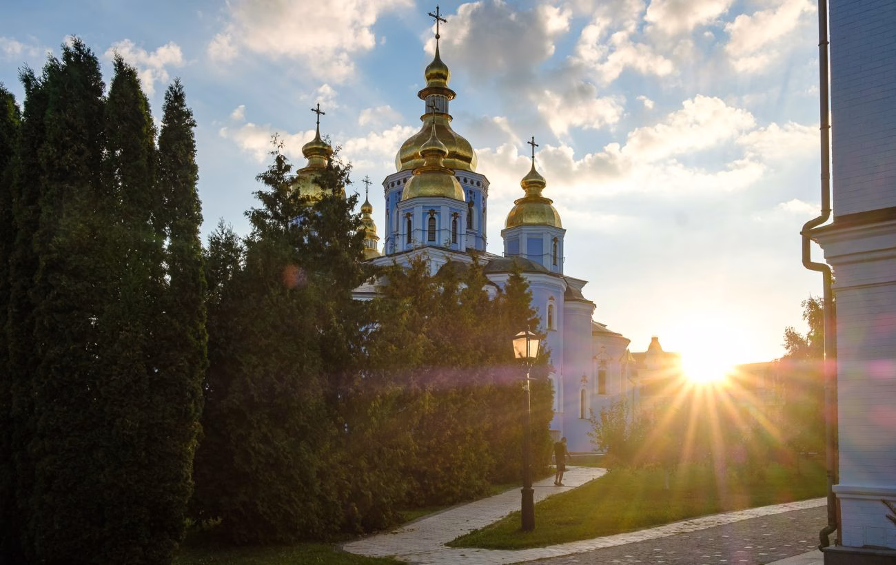 Душевні привітання з Успінням Богородиці: відзначте величне свято з теплом і красою