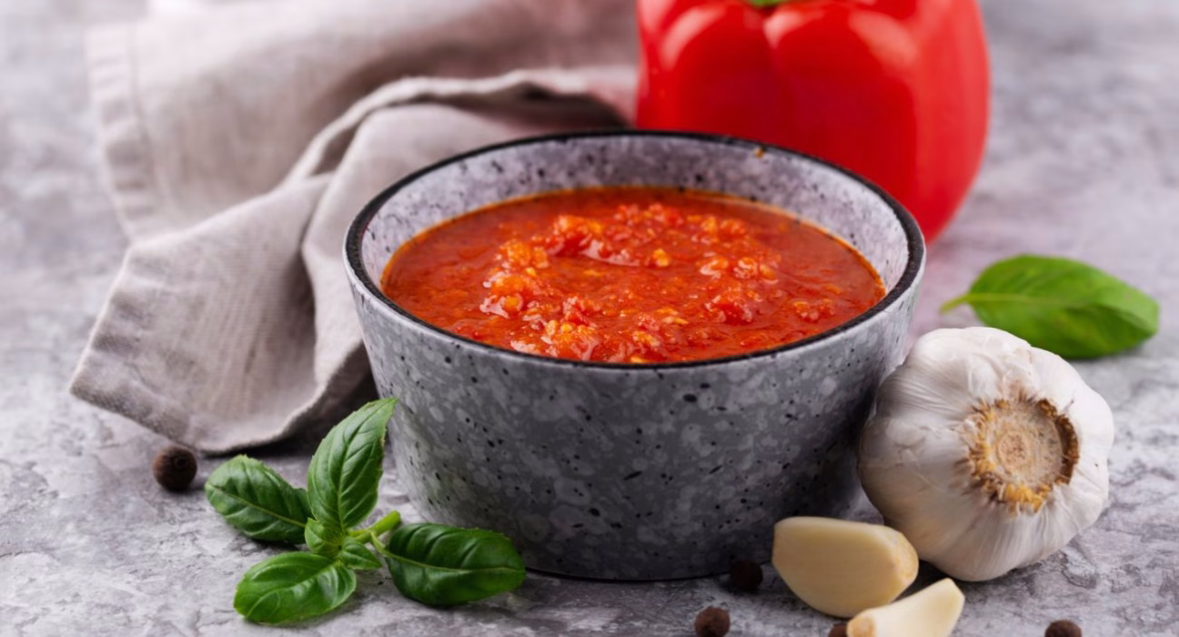 Легендарна домашня аджика: зникає зі столу за лічені хвилини!