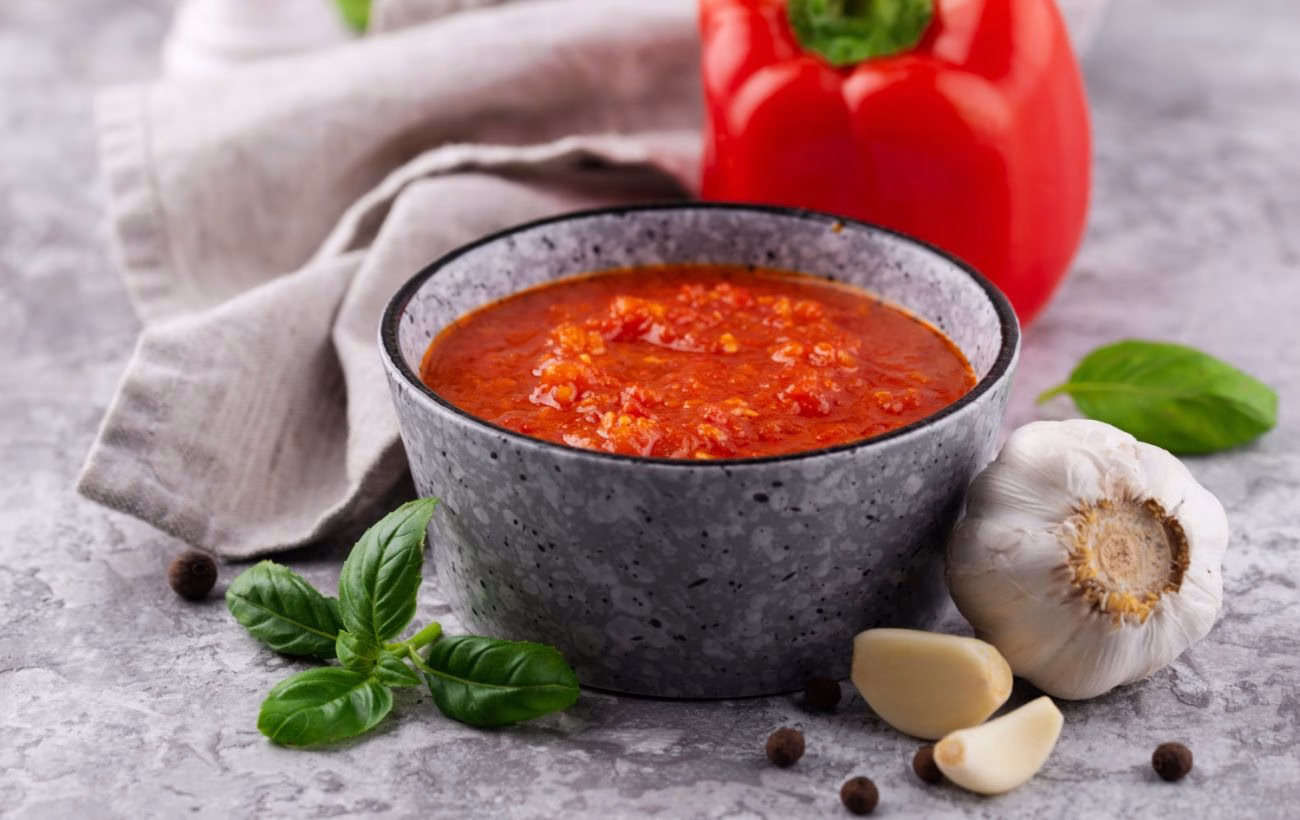 Легендарна домашня аджика: зникає зі столу за лічені хвилини!