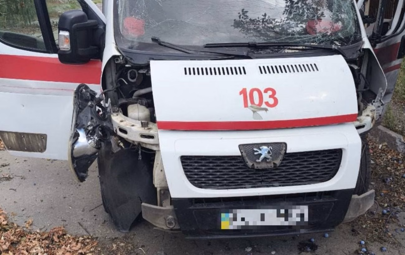 У Куп'янську росіяни атакували машину швидкої: поранені двоє медиків.