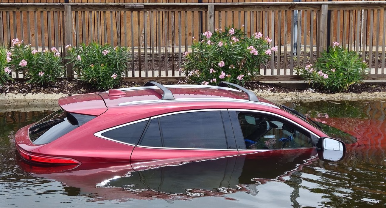 Автомобіль під водою: 5 ефективних дій для порятунку авто після зливи