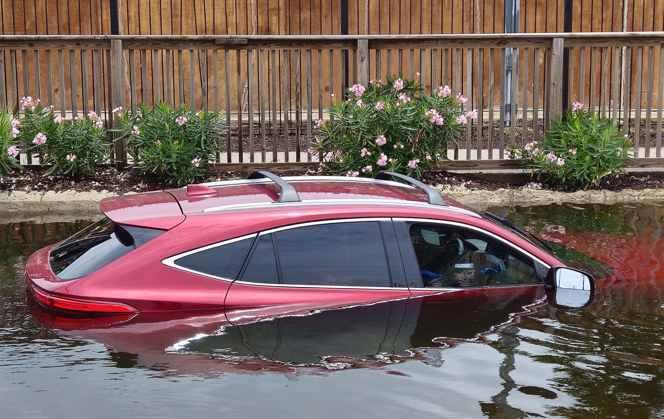 Автомобіль під водою: 5 ефективних дій для порятунку авто після зливи