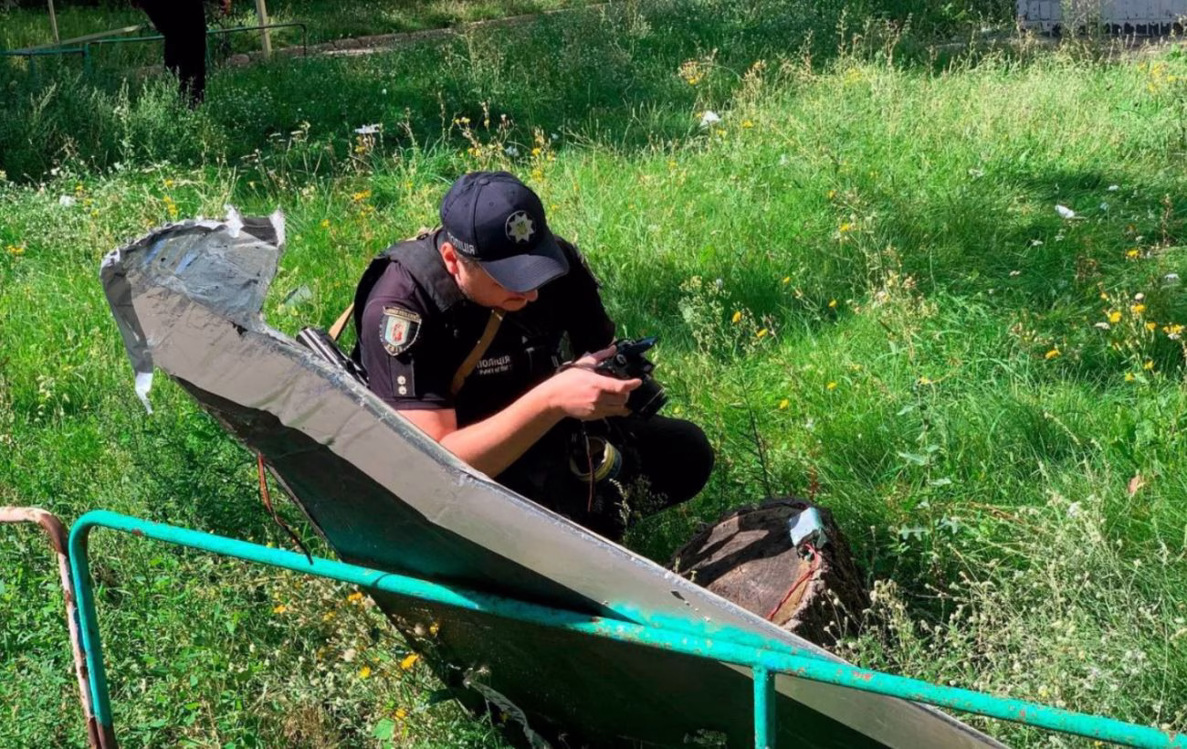 Розкриття ранкової атаки на Київ: поліція демонструє збитий дрон (фото)