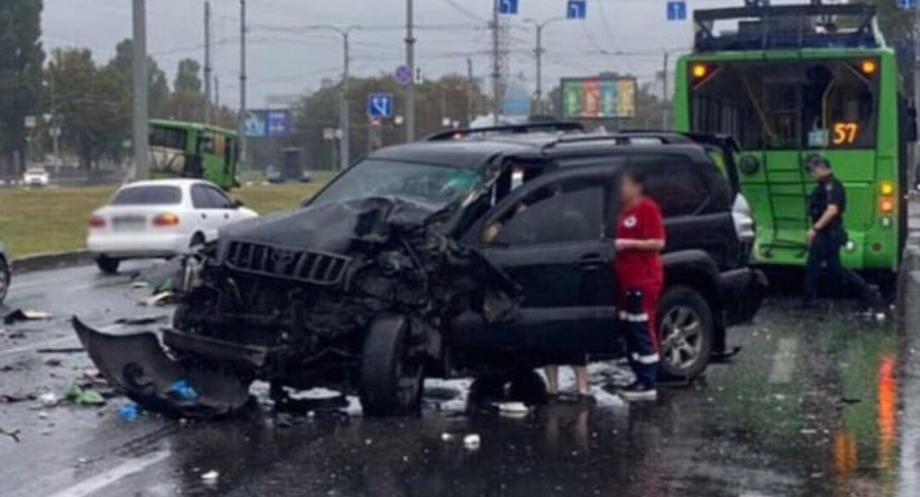 Нетверезий водій влаштував подвійне ДТП з автобусом і тролейбусом у Харкові: порушника затримали