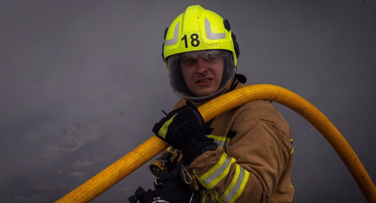 Суми зазнали інтенсивної атаки дронів: зафіксовано влучання та спалах пожежі.