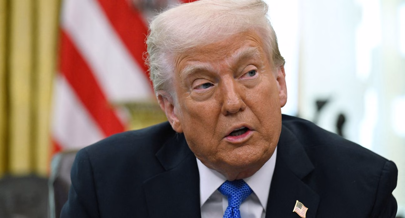 Президент США посилив покарання за наругу над національним прапором