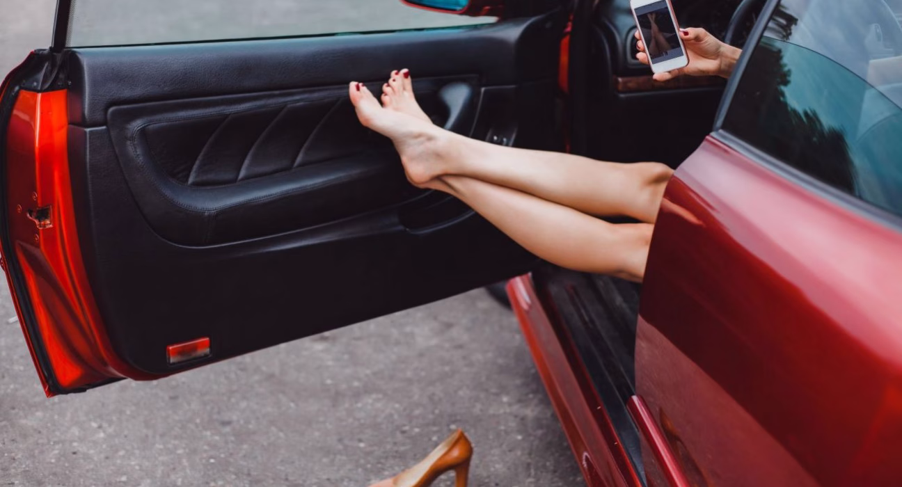 Чому не можна їздити босоніж: яке взуття обрати для безпечного водіння?