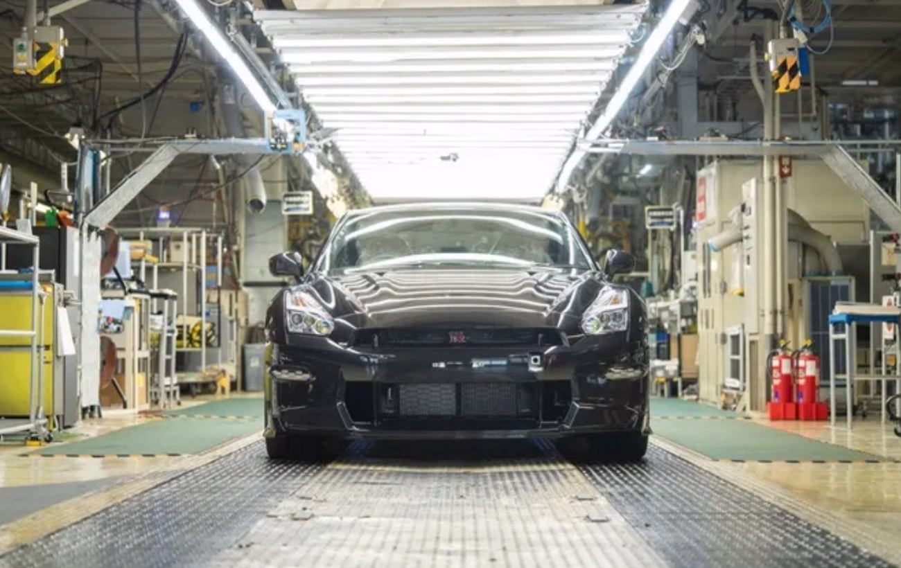 Епоха завершена: останній Nissan GT-R сходить з конвеєра, відправляючи легендарний суперкар на заслужений відпочинок.
