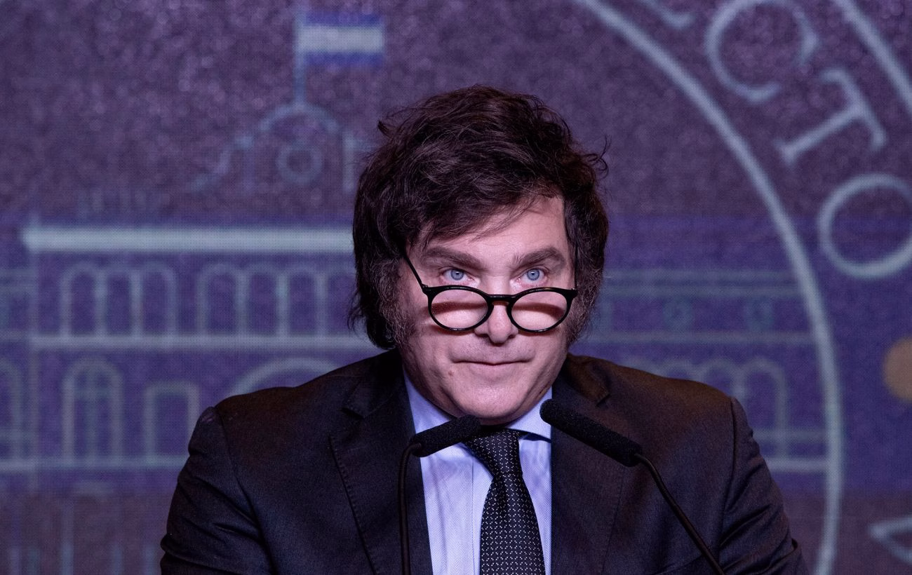 Аргентинський лідер у паніці: автомобіль оточений агресивним натовпом