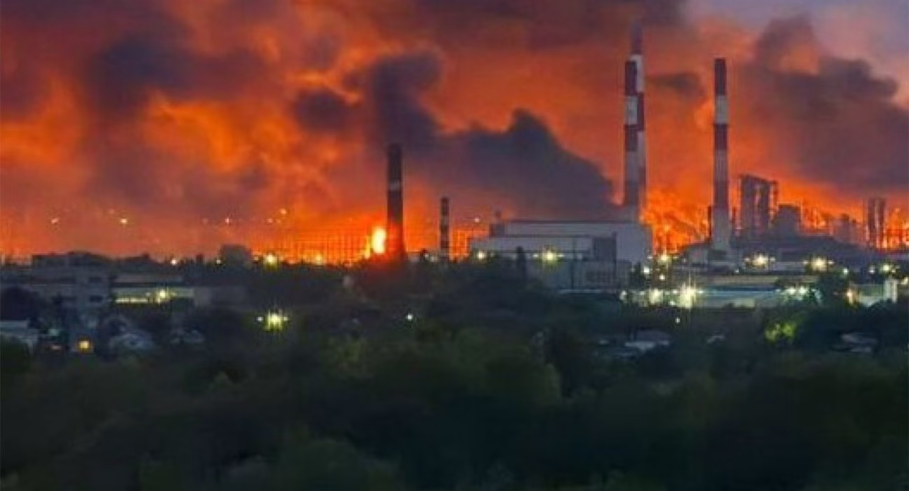 Ударна відповідь: Генштаб повідомляє про потужні вибухи на ворожих НПЗ та складах.