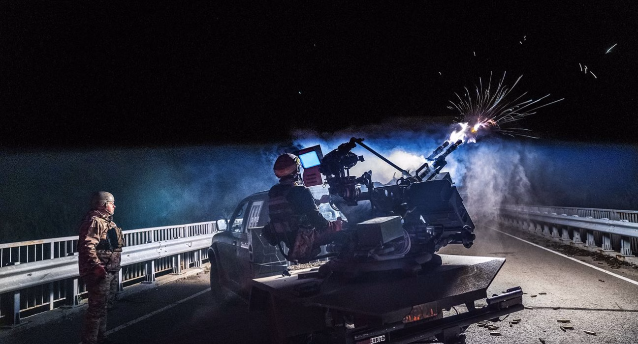 Повторні вибухи струшують Київ під час масованої атаки безпілотників.