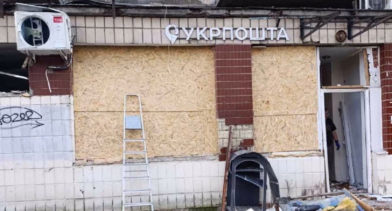 Російська ракета вдарила по відділенню "Укрпошти" в Києві: ексклюзивні фото подій