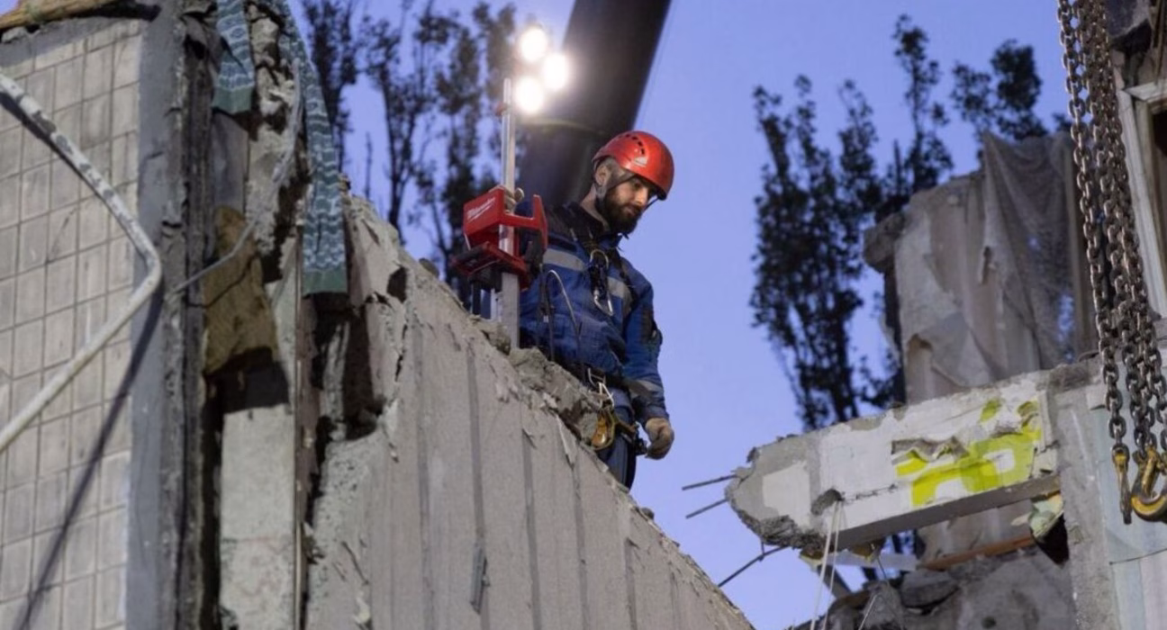 У Києві рятувальники знайшли тіла 10 жертв під завалами, включаючи дворічного малюка.