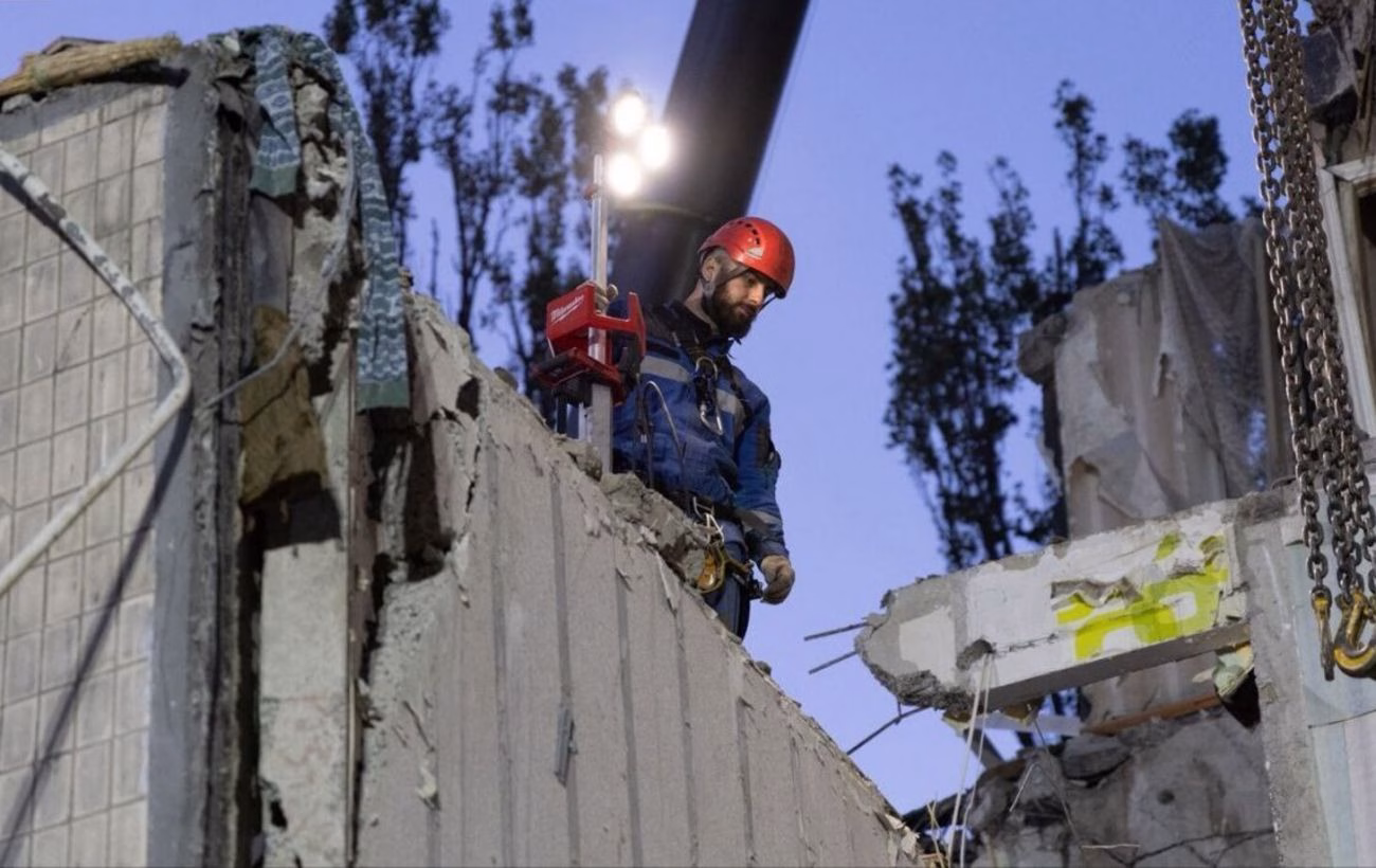 У Києві рятувальники знайшли тіла 10 жертв під завалами, включаючи дворічного малюка.