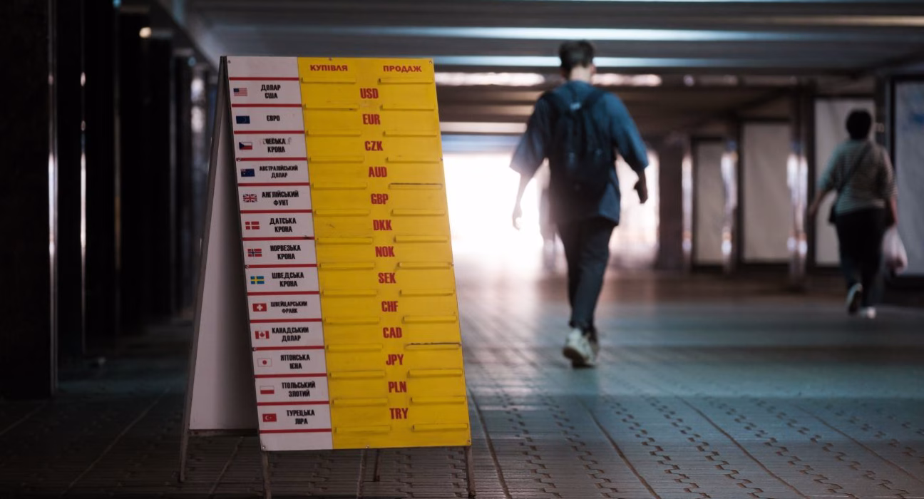 Долар і євро стрімко зростають в ціні в обмінних пунктах