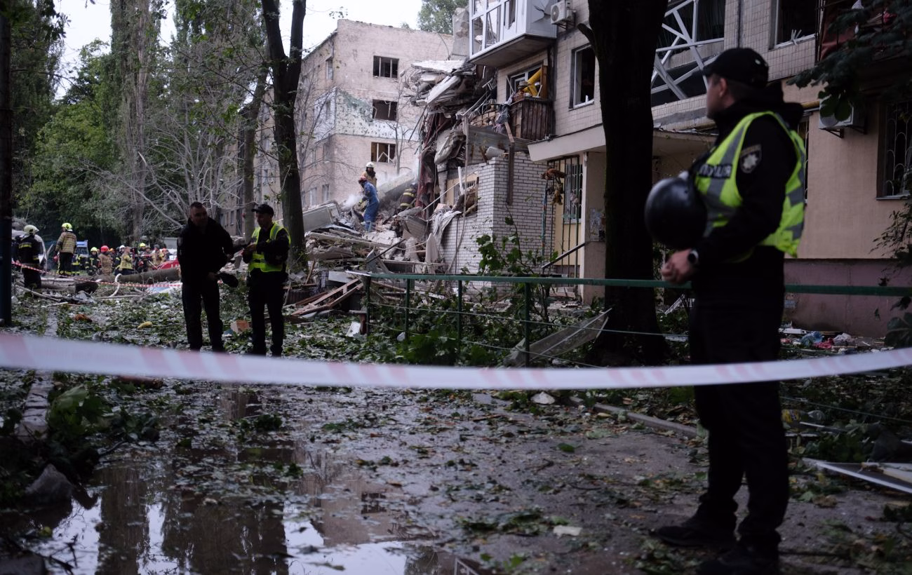 Завершення аварійних робіт на 70% в Києві: кількість жертв від удару по багатоповерхівці зросла