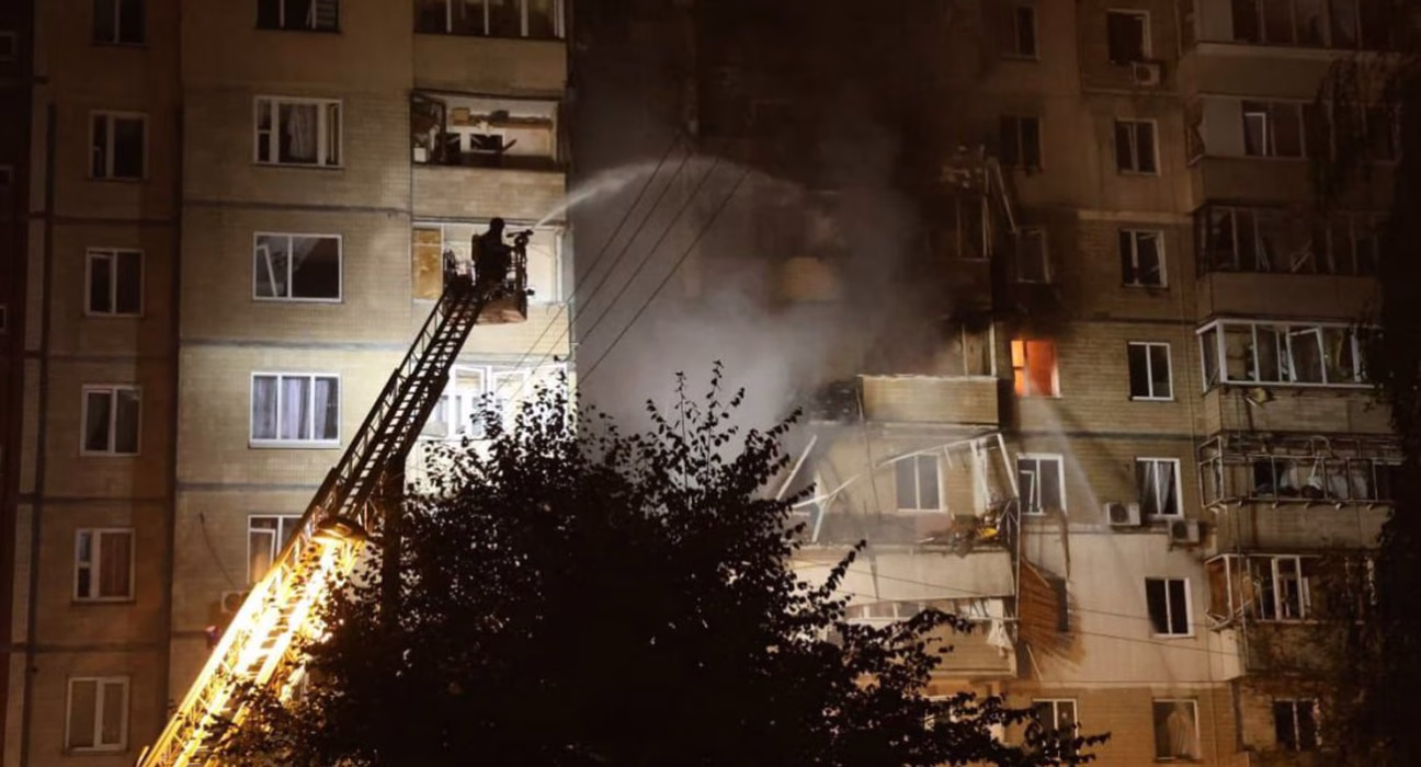 Фотохроніка руйнувань у Києві: дві жертви після атаки дронів