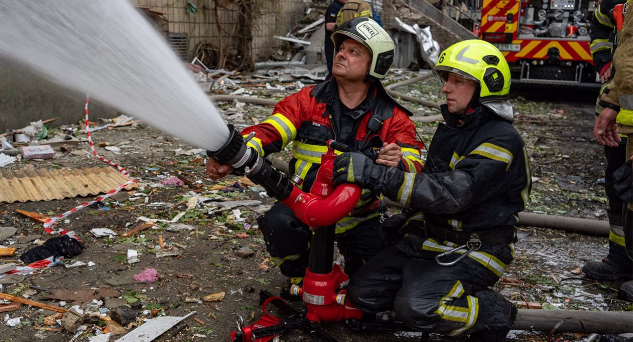 Грозові удари РФ: в одному з районів Києва спалахнула масштабна пожежа та нависло густе задимлення