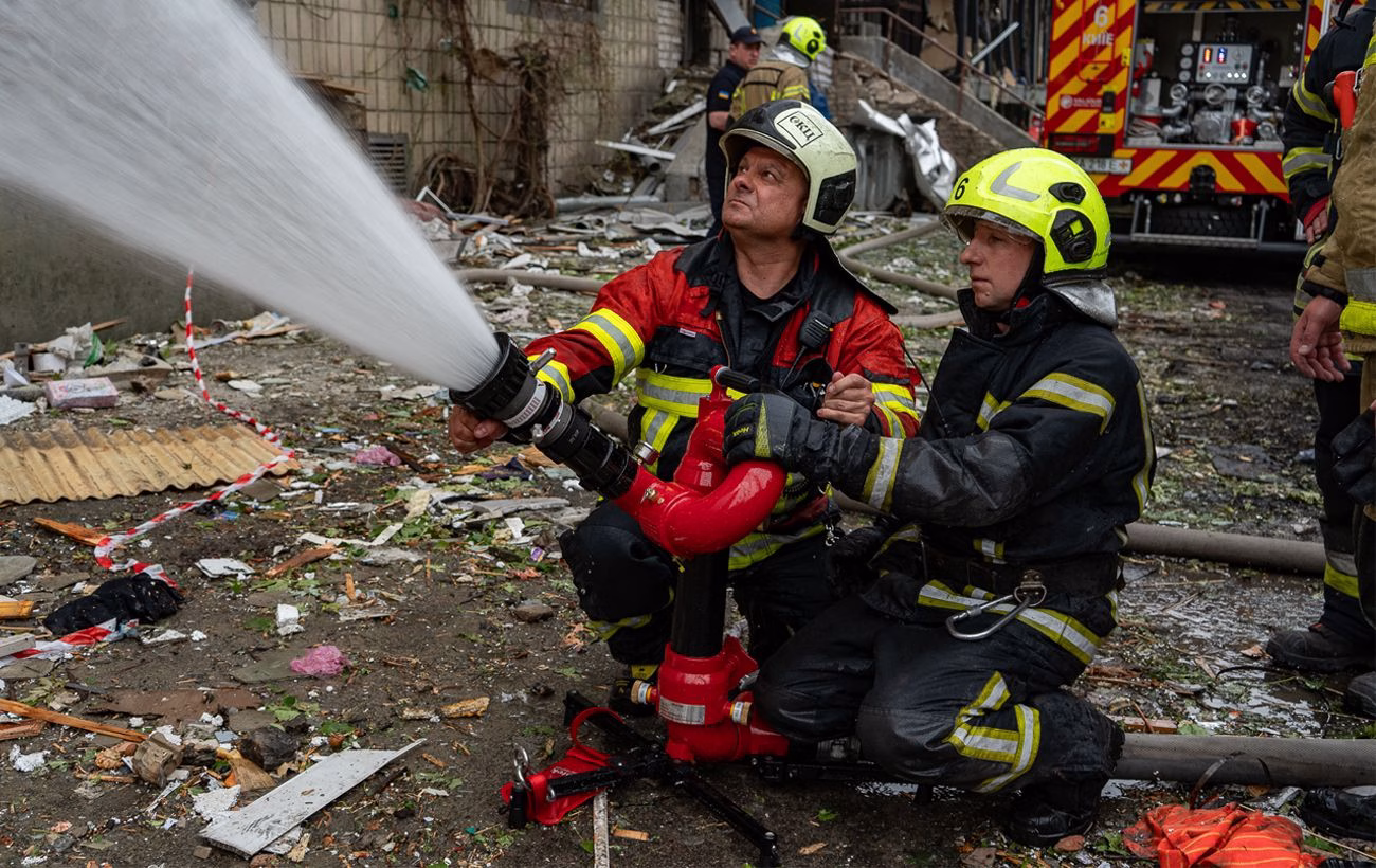 Грозові удари РФ: в одному з районів Києва спалахнула масштабна пожежа та нависло густе задимлення