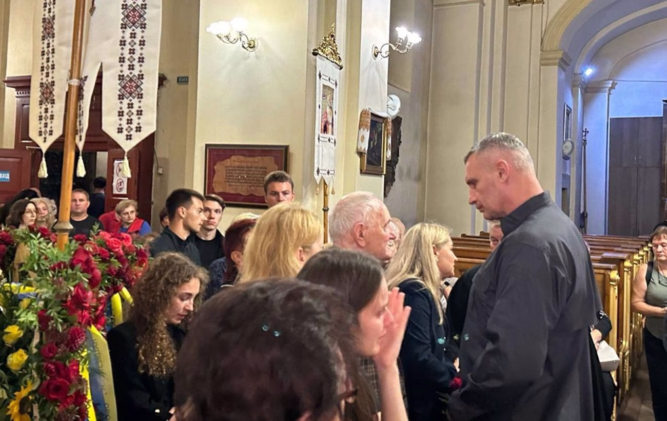 Прощання з Андрієм Парубієм на Великій заупокійній службі у Львові