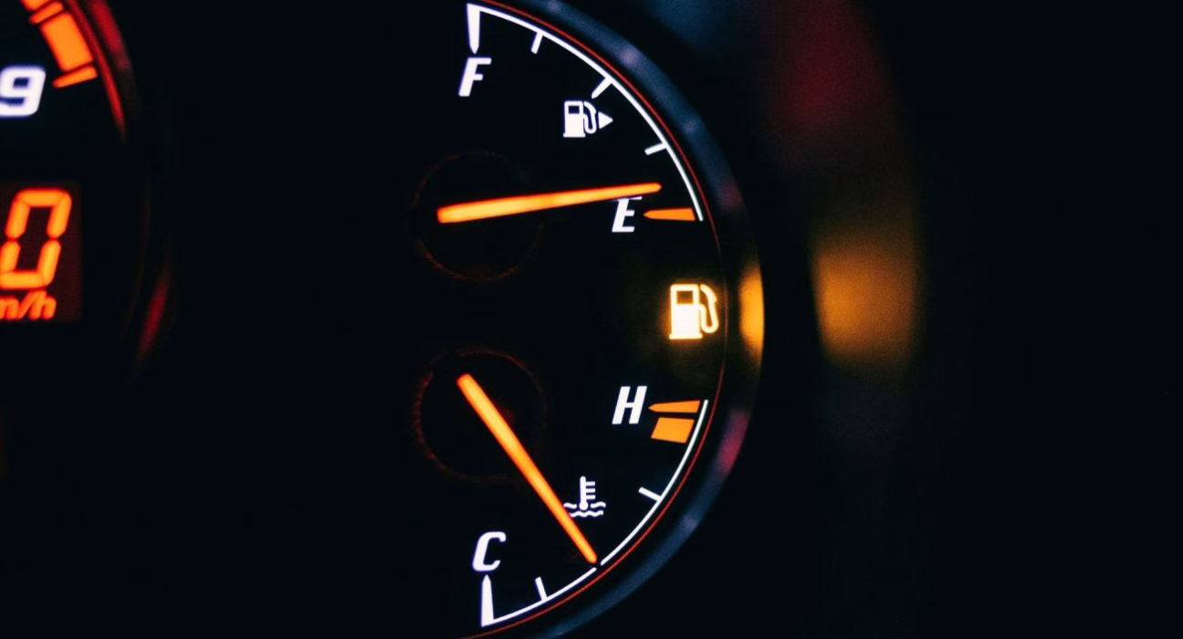 Дізнайтеся, скільки кілометрів можна проїхати "на лампочці": число, яке вас здивує!