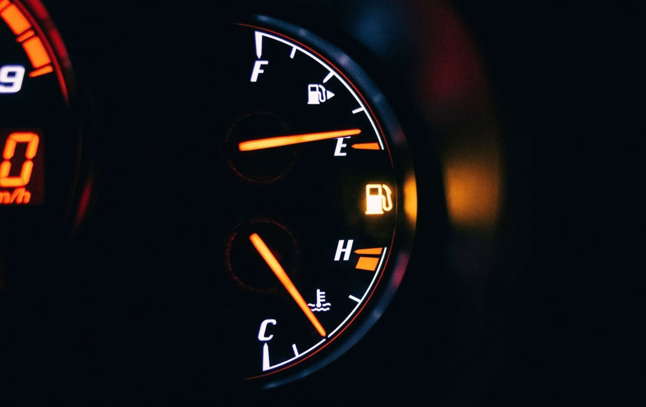 Дізнайтеся, скільки кілометрів можна проїхати "на лампочці": число, яке вас здивує!