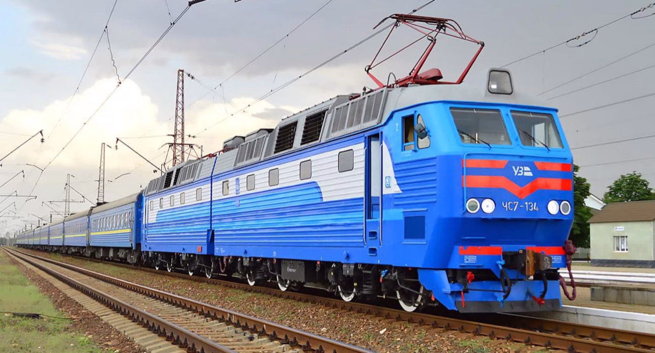 В Україні через масштабну атаку РФ затримуються понад 30 потягів: подробиці та список