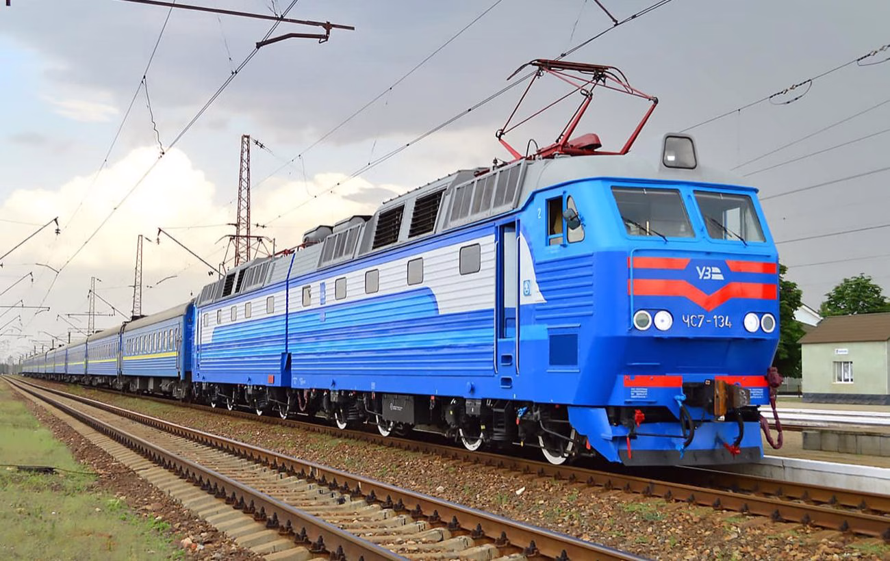 В Україні через масштабну атаку РФ затримуються понад 30 потягів: подробиці та список