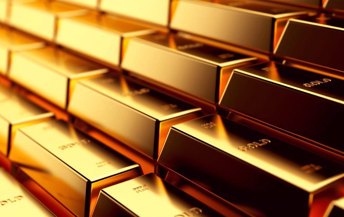 Золото досягає нових висот, зміцнюючись як надійний актив на тлі послаблення долара