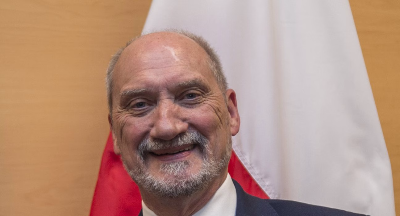 Колишній міністр оборони Польщі постане перед судом за розслідування Смоленської трагедії