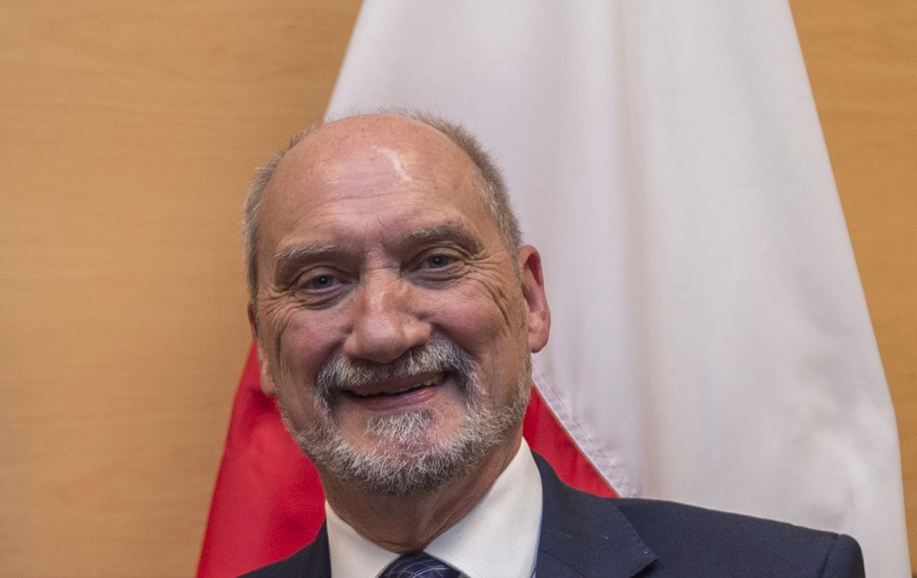 Колишній міністр оборони Польщі постане перед судом за розслідування Смоленської трагедії