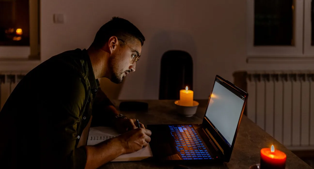 Енергопостачання буде перериватися через атаки та погодні умови: розклад на 29 грудня